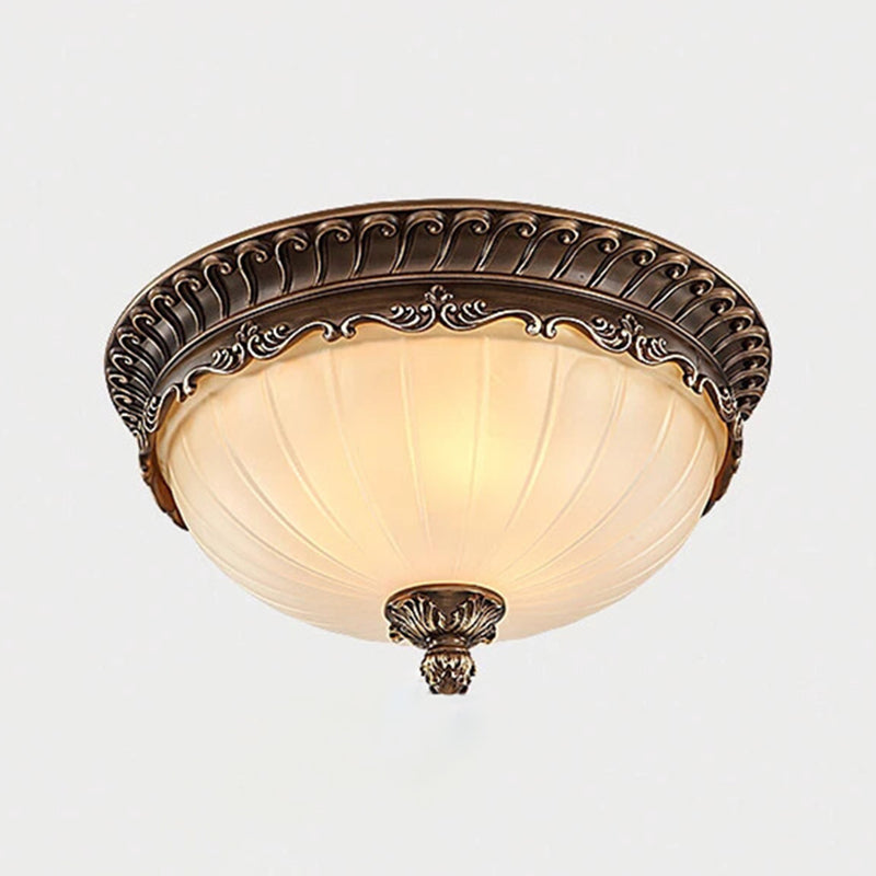 Traditionele klassieke komplafondlamp smeedijzeren binneninbouw met witte glazen kap