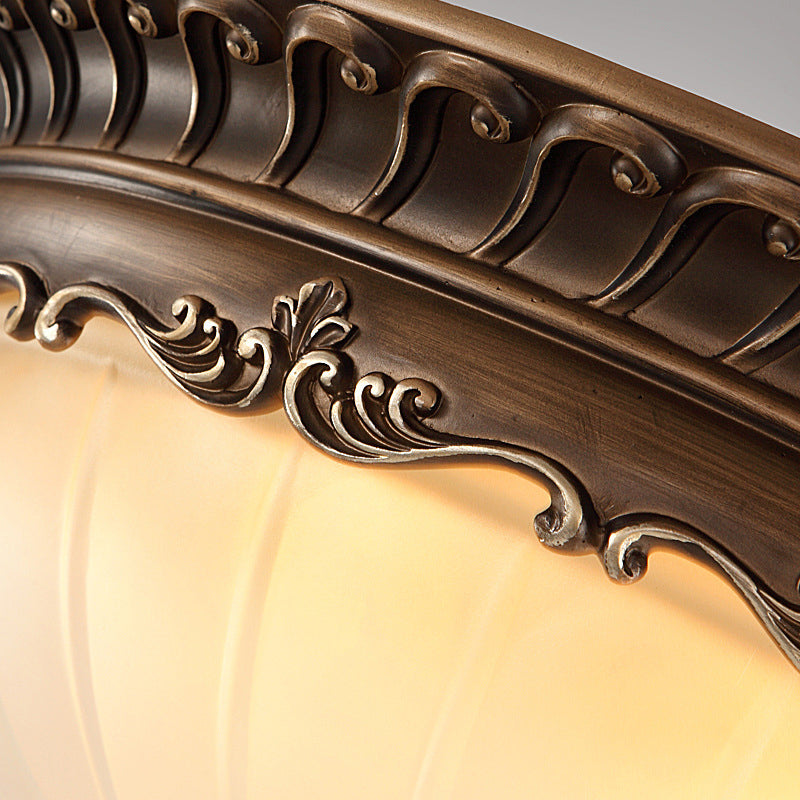 Traditionele klassieke komplafondlamp smeedijzeren binneninbouw met witte glazen kap
