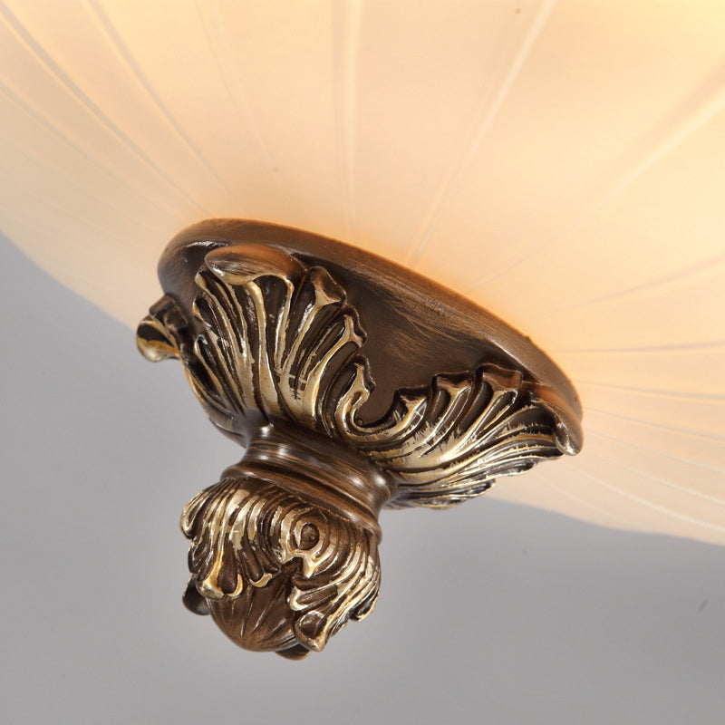Traditionele klassieke komplafondlamp smeedijzeren binneninbouw met witte glazen kap