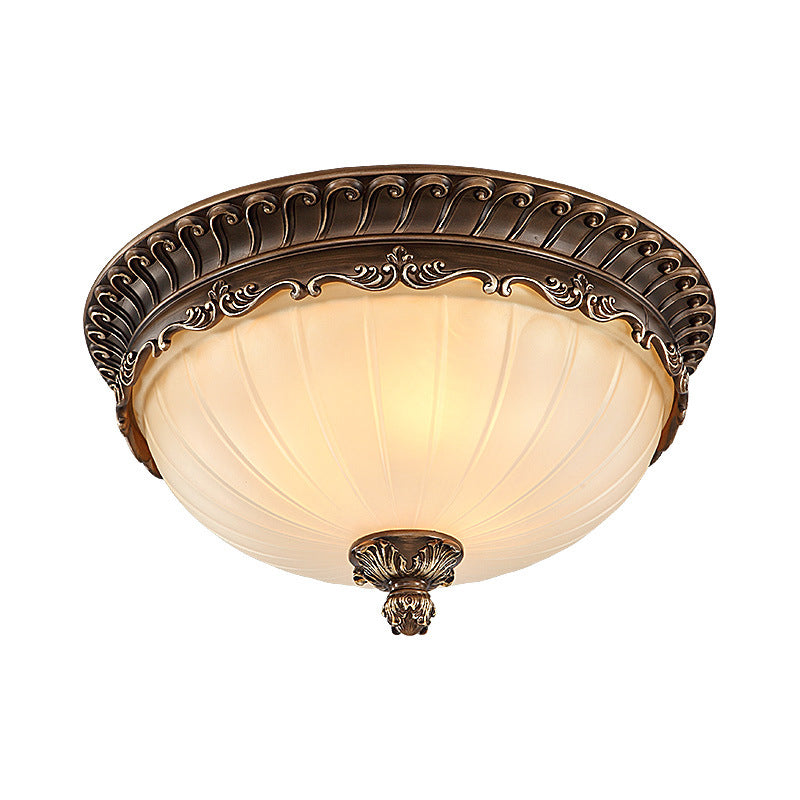 Traditionele klassieke komplafondlamp smeedijzeren binneninbouw met witte glazen kap