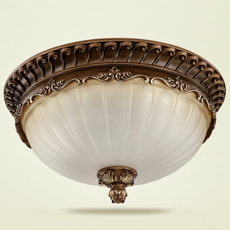 Traditionele klassieke komplafondlamp smeedijzeren binneninbouw met witte glazen kap