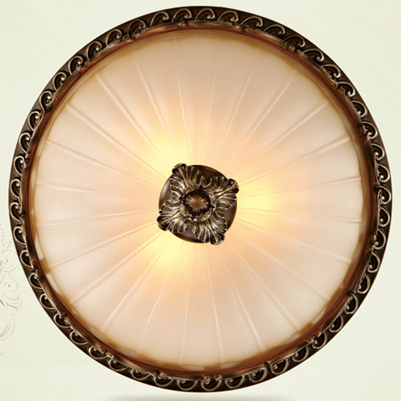 Traditionele klassieke komplafondlamp smeedijzeren binneninbouw met witte glazen kap