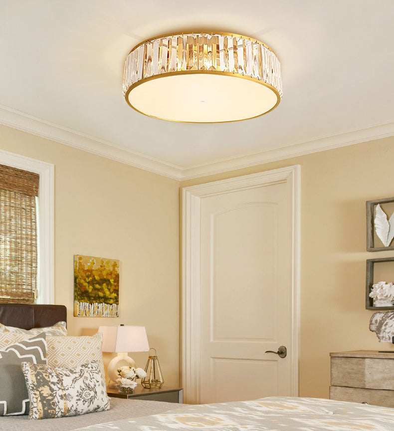 Plafonnier circulaire doré en cuivre de style luxe colonial avec abat-jour en cristal