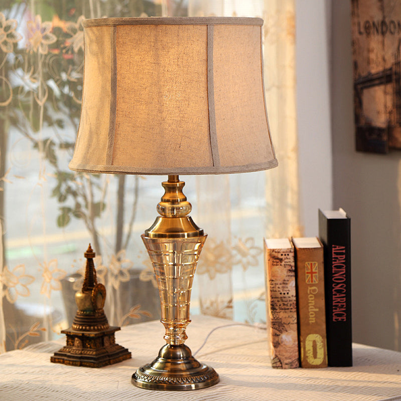 1 leggero camera da letto luce rurale di beige elegante lampada da tavolo con tonalità conica in tessuto