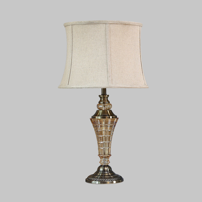 1 leggero camera da letto luce rurale di beige elegante lampada da tavolo con tonalità conica in tessuto