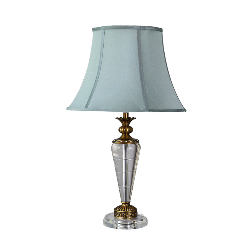 Lámpara de mesa de noche cónica Countryside, lámpara de mesa de tela de una sola bombilla en azul para dormitorio con base de cristal