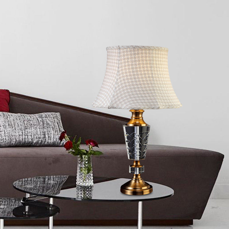 Lámpara de mesa con pantalla de campana de tela, lámpara de noche tradicional de una sola bombilla en color beige con base de cristal tallado