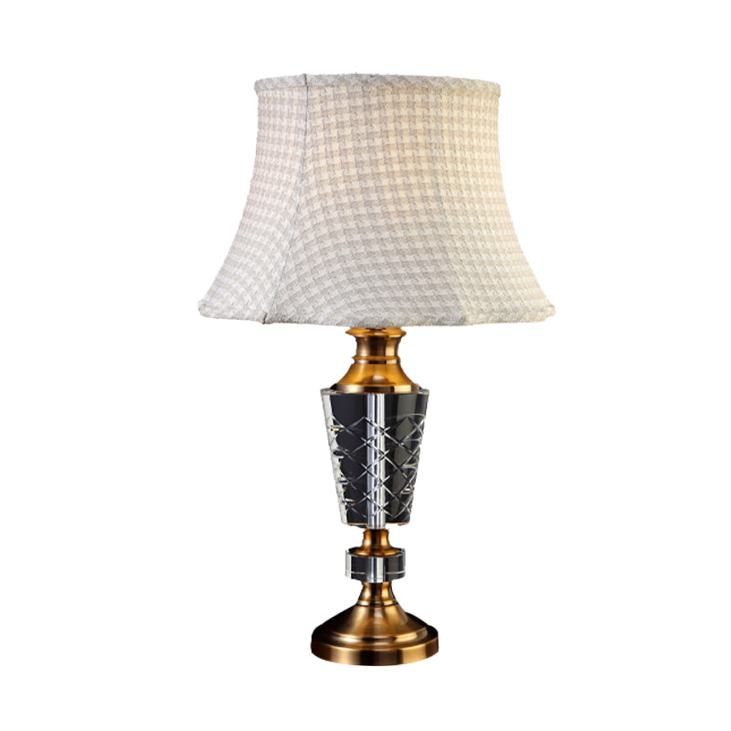 Lampe de table à abat-jour en forme de cloche en tissu, lampe de nuit traditionnelle à ampoule unique en beige avec base en cristal sculpté