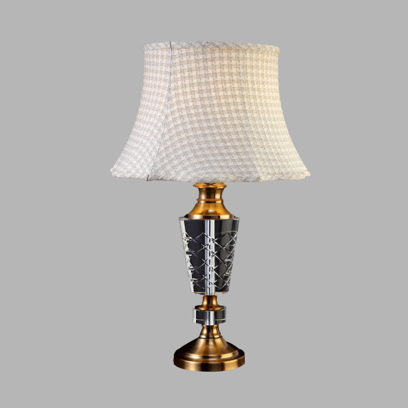 Lámpara de mesa con pantalla de campana de tela, lámpara de noche tradicional de una sola bombilla en color beige con base de cristal tallado