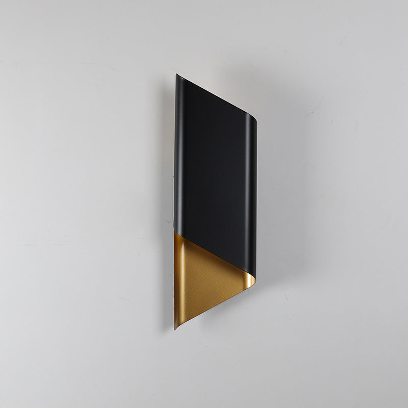 Lampada con applique a pancione curva in stile minimalista in metallo oro-nero montato a parete