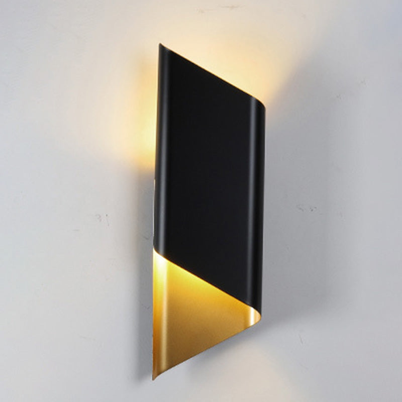 Lampada con applique a pancione curva in stile minimalista in metallo oro-nero montato a parete