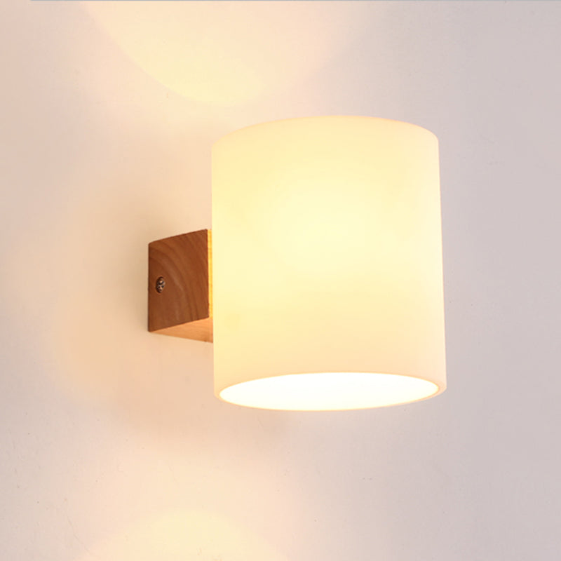 Application murale cylindroïde en bois dans la lampe murale en verre blanche de style concis moderne dans la couleur du journal