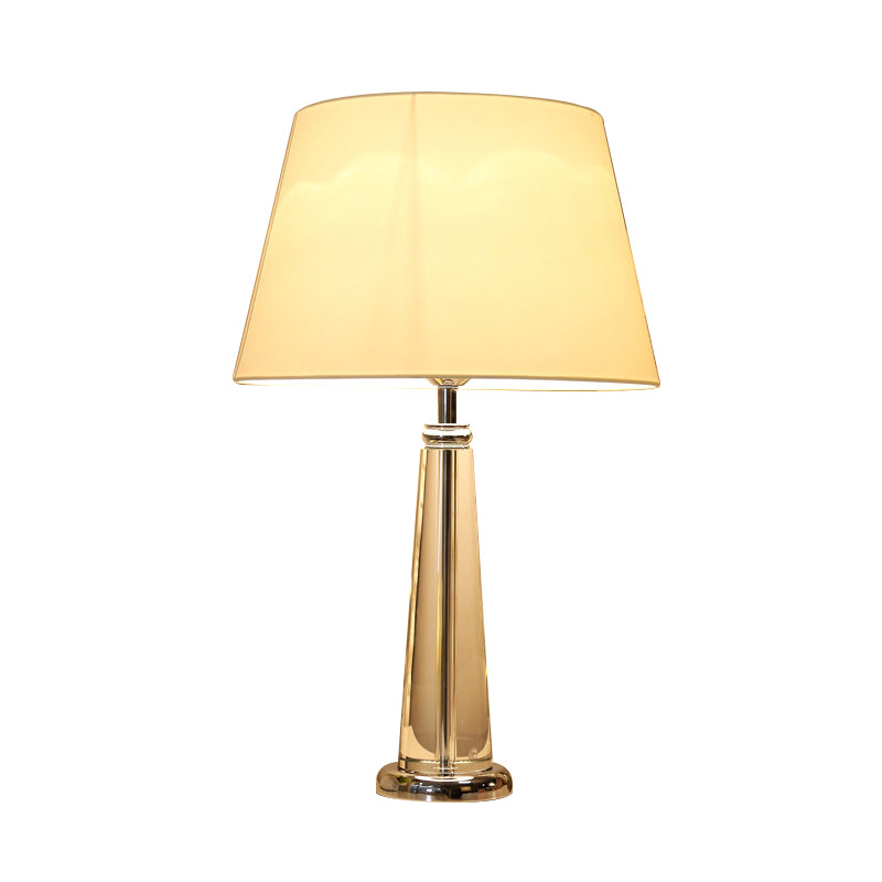 Lampada da tavolo affusolata in tessuto Lampada da notte per camera da letto a testa singola in stile rurale in beige con base in cristallo