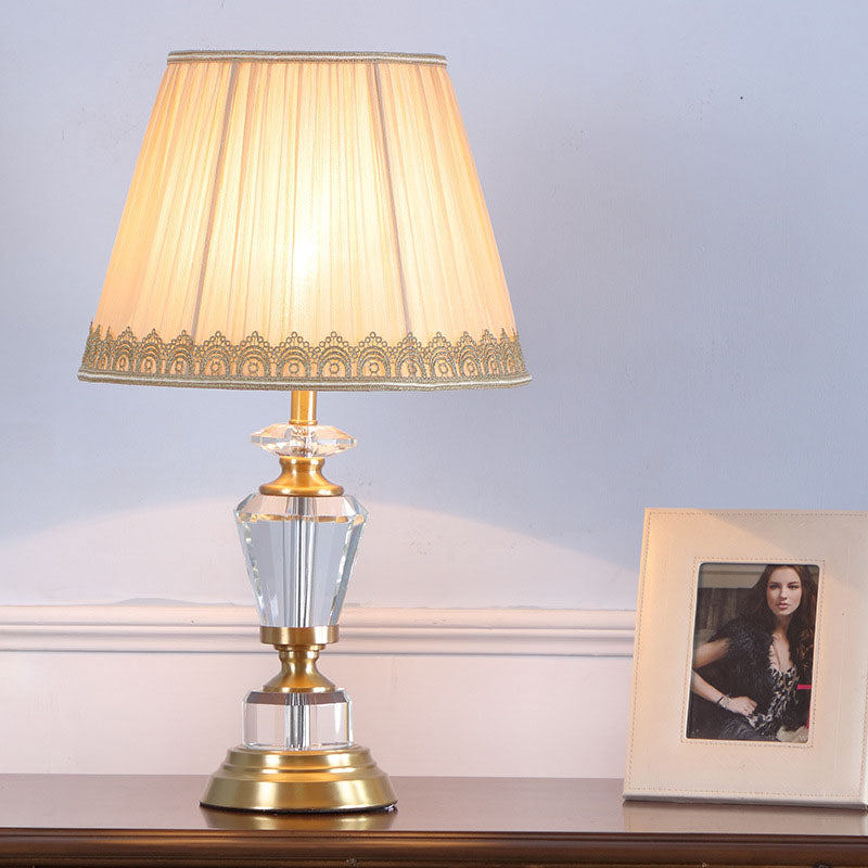 Beige Drum Nachttischlampe traditioneller Stoff 1 leichte Schlafzimmertischlicht mit Kristallakzent