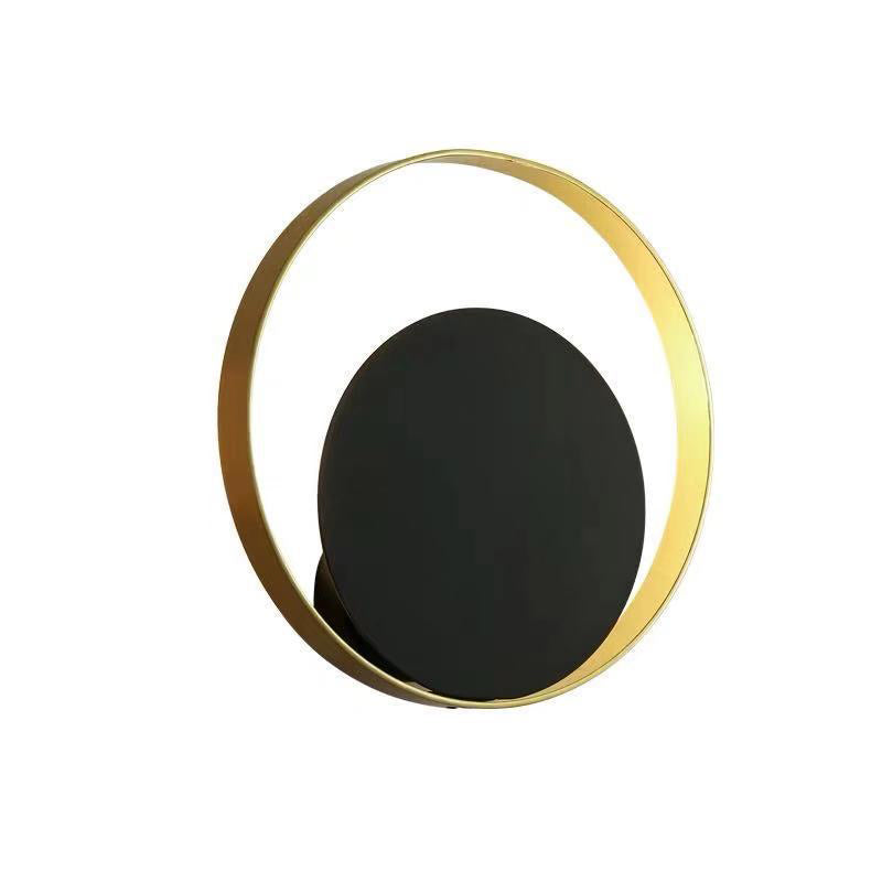 Lampada a parete circolare nera e oro nella moderna semplicità della parete in ferro battuto per gli spazi interni