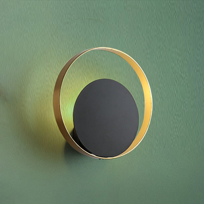 Lampada a parete circolare nera e oro nella moderna semplicità della parete in ferro battuto per gli spazi interni