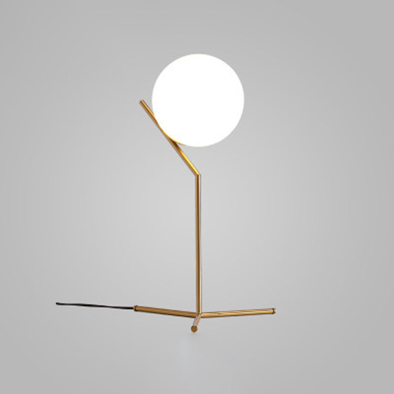 Lampada da tavolo globo dorato in stile moderno e conciso Lampada da tavolo in ferro placcato per spazi interni