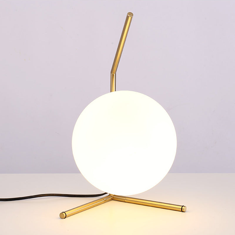 Lampada da tavolo globo dorato in stile moderno e conciso Lampada da tavolo in ferro placcato per spazi interni