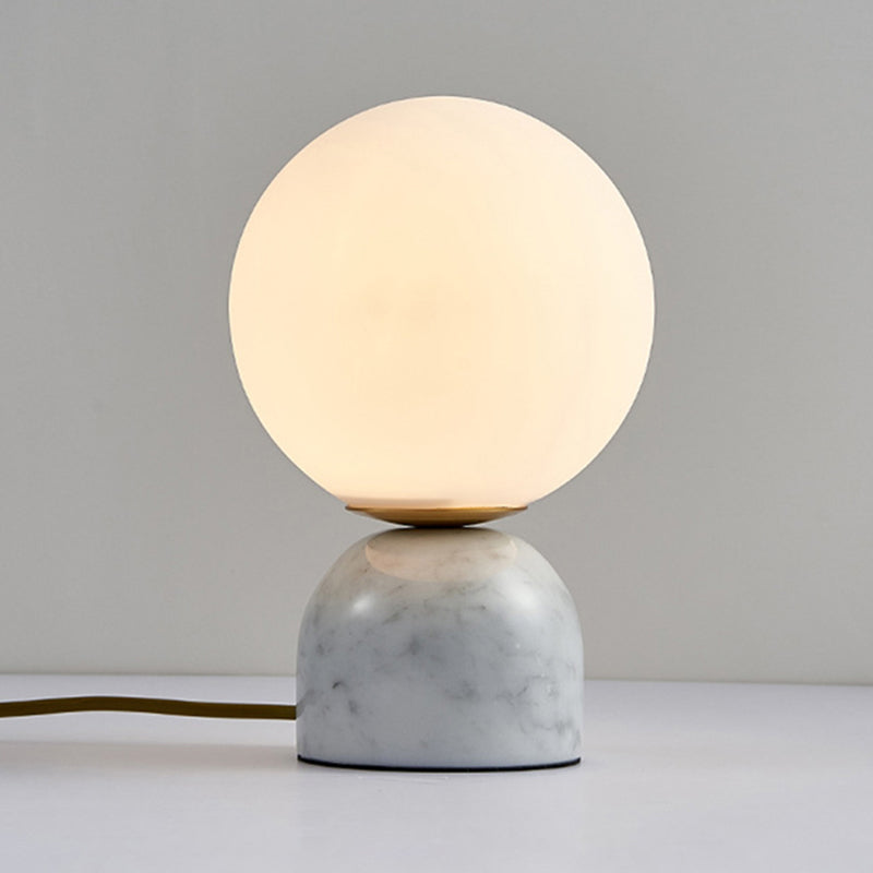 Lámpara de mesa de globo de vidrio en el estilo artístico moderno Luz de mesa de mármol para el dormitorio
