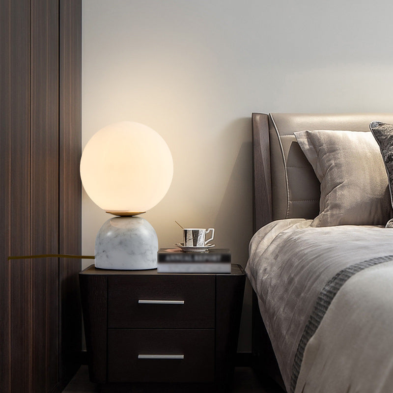 Lámpara de mesa de globo de vidrio en el estilo artístico moderno Luz de mesa de mármol para el dormitorio