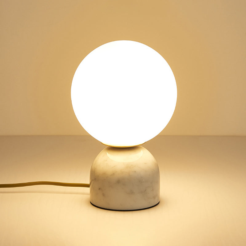Lámpara de mesa de globo de vidrio en el estilo artístico moderno Luz de mesa de mármol para el dormitorio