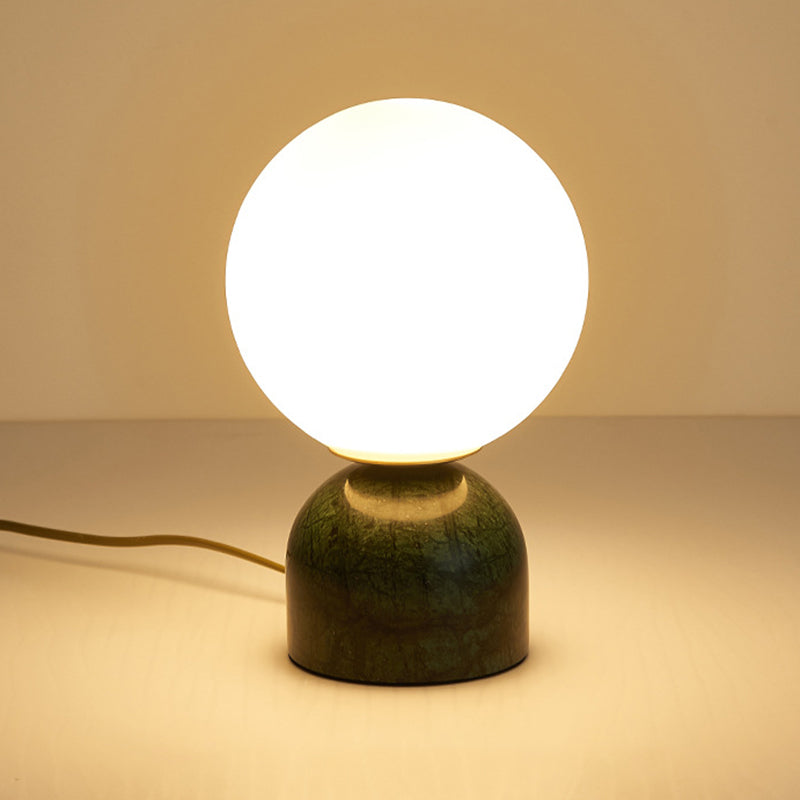 Lámpara de mesa de globo de vidrio en el estilo artístico moderno Luz de mesa de mármol para el dormitorio