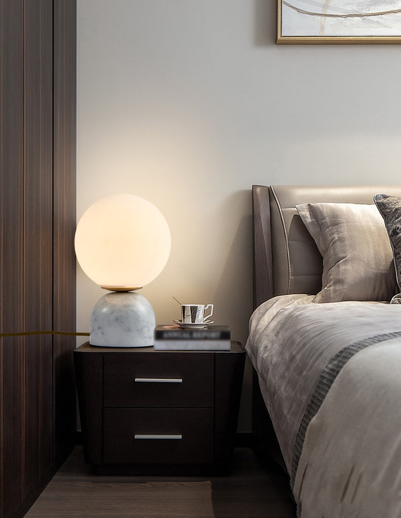 Lámpara de mesa de globo de vidrio en el estilo artístico moderno Luz de mesa de mármol para el dormitorio