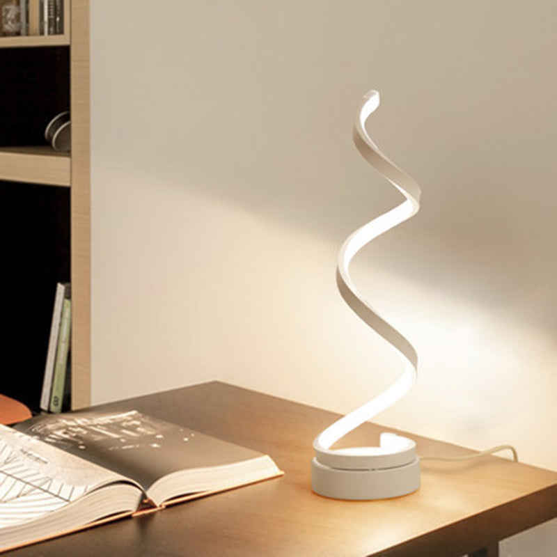 Lampada da tavolo moderna e minimalista a LED Lampada da tavolo lineare in alluminio con paralume in silicone