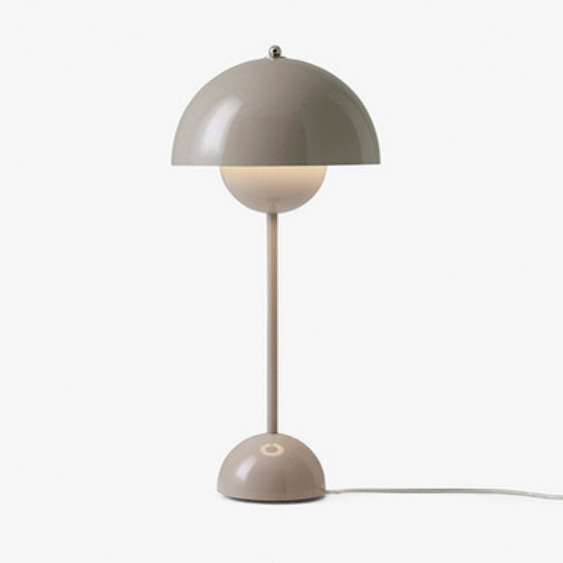 Lampada da tavolo moderna e minimalista a LED Lampada da tavolo Macaron emisfero in ferro battuto per camera da letto