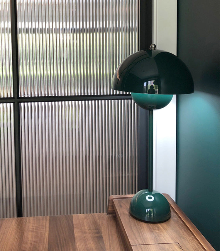 Lampada da tavolo moderna e minimalista a LED Lampada da tavolo Macaron emisfero in ferro battuto per camera da letto