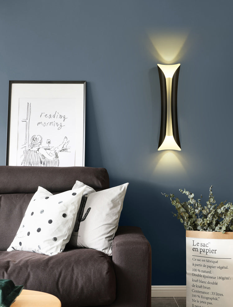 Lampada montata a parete curva Postmoderna semplicità lampada da monte in metallo per soggiorno