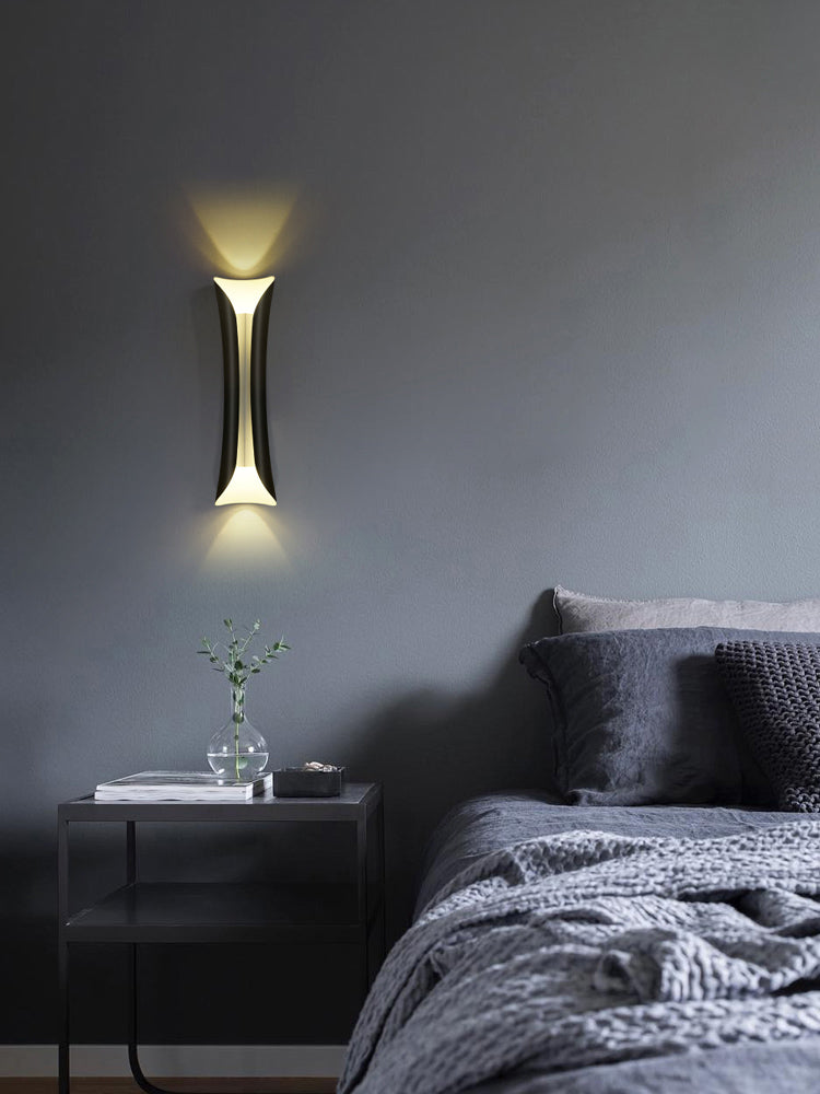 Lampada montata a parete curva Postmoderna semplicità lampada da monte in metallo per soggiorno