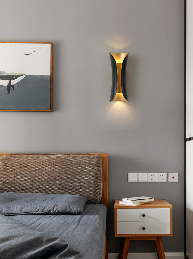 Lampada montata a parete curva Postmoderna semplicità lampada da monte in metallo per soggiorno