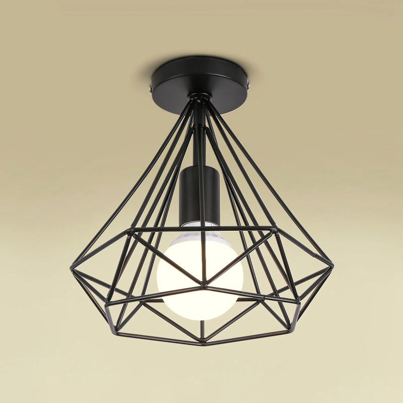 Encastré géométrique noir dans un lustre en fer forgé de style rétro industriel pour couloir