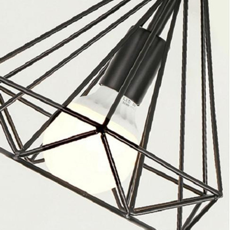 Encastré géométrique noir dans un lustre en fer forgé de style rétro industriel pour couloir