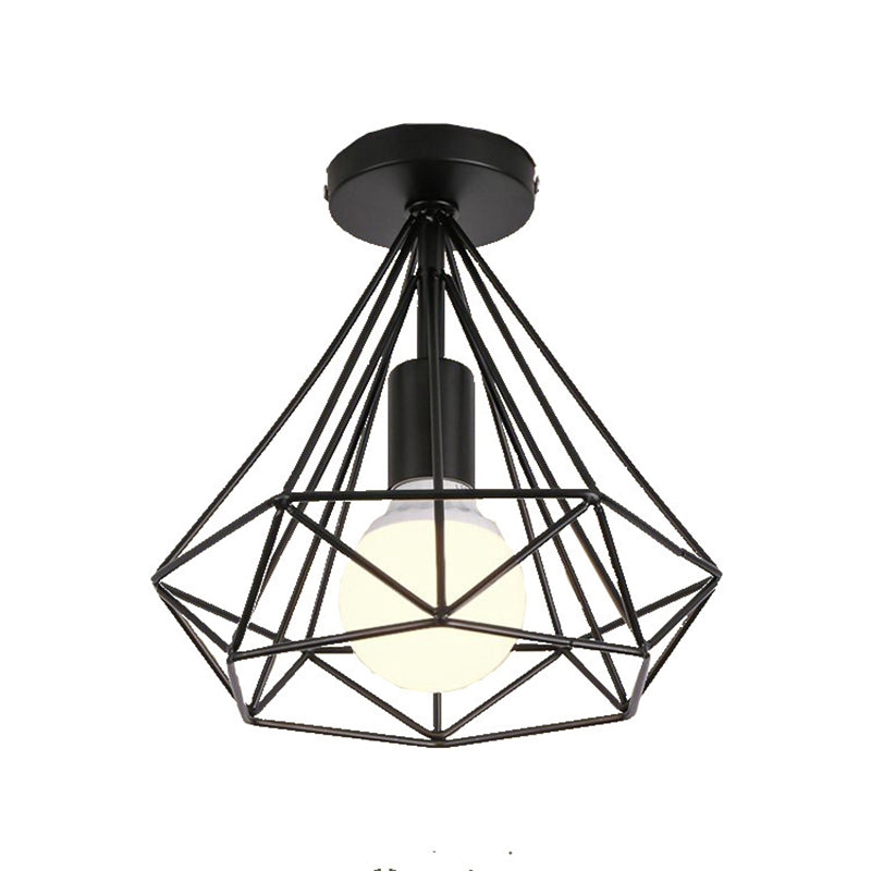 Encastré géométrique noir dans un lustre en fer forgé de style rétro industriel pour couloir