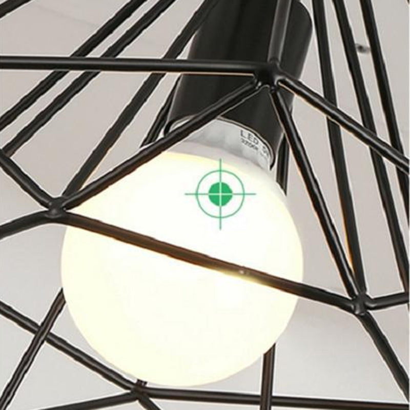 Encastré géométrique noir dans un lustre en fer forgé de style rétro industriel pour couloir