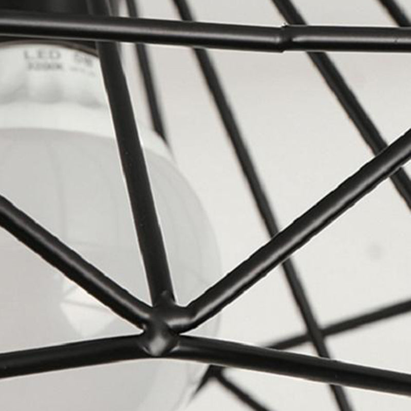 Encastré géométrique noir dans un lustre en fer forgé de style rétro industriel pour couloir