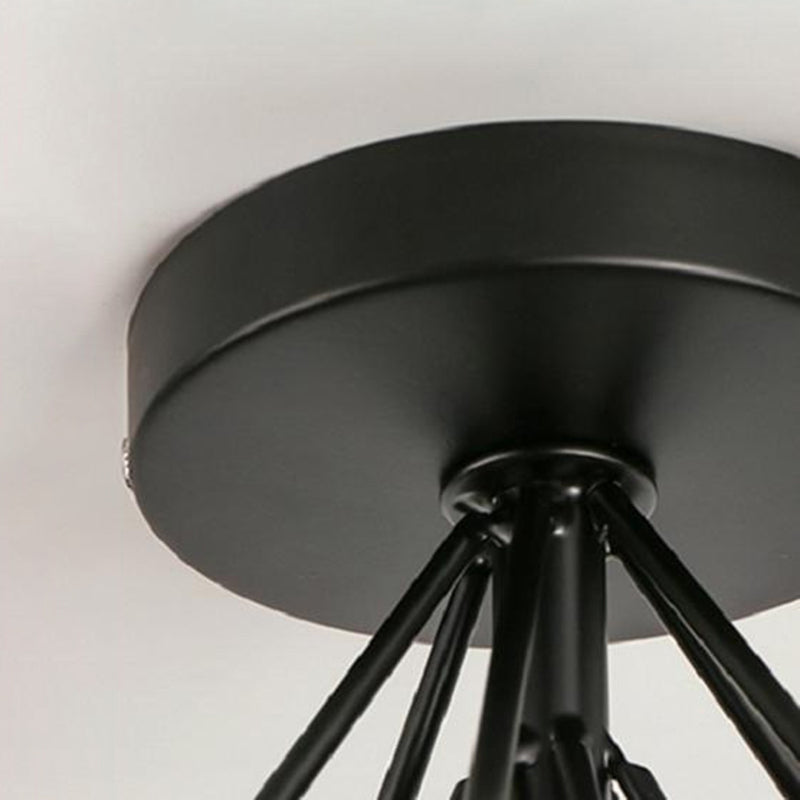 Encastré géométrique noir dans un lustre en fer forgé de style rétro industriel pour couloir