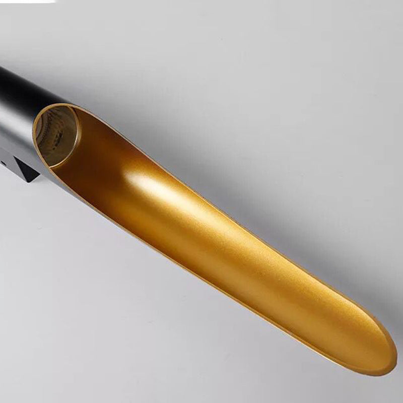 Luz de pared cilíndrica negra y dorada en el estilo moderno de aluminio lacado de lujo.
