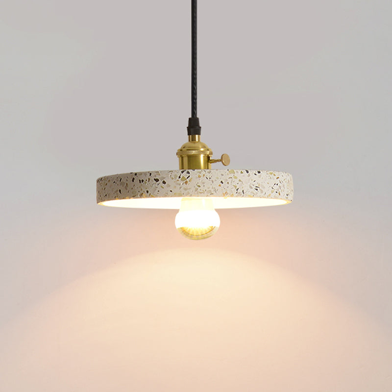 Funzione illuminazione a sospensione ombreggiata in terrazzo in stile minimalista a soffitto appeso in bianco