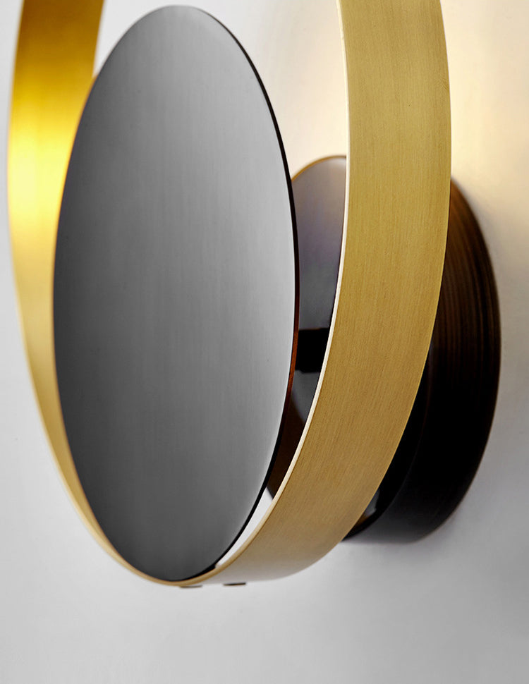 Lámpara de pared simple negra y dorada en la simplicidad moderna Luz de la pared circular de cobre para espacios interiores