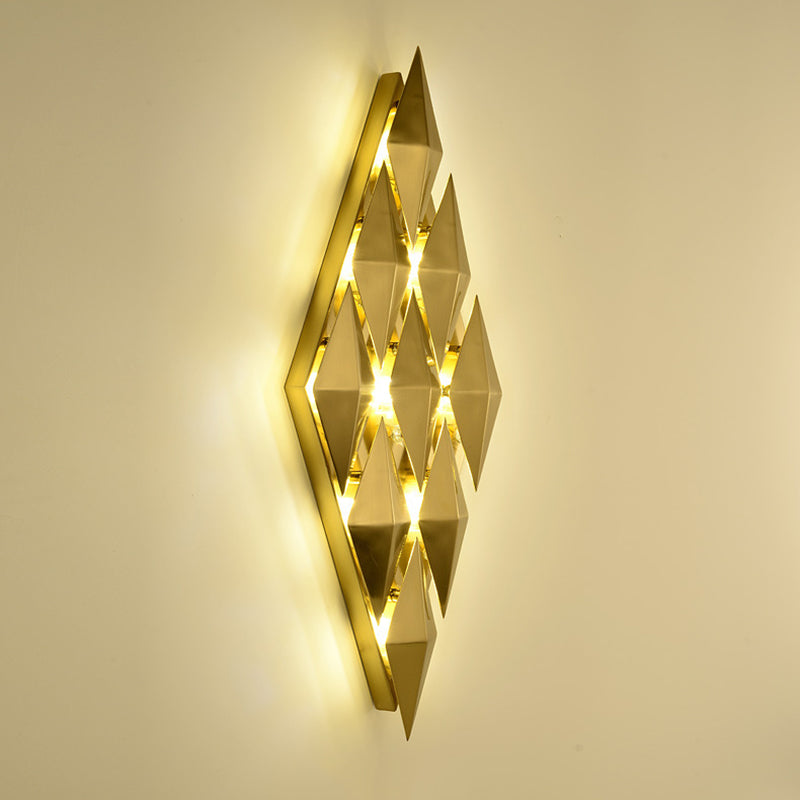 Luz de pared rómbica dorada en la moderna lámpara de pared de metal de electroplacas de estilo creativo para el dormitorio