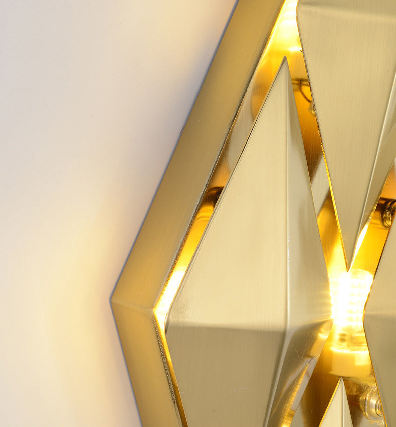 Luz de pared rómbica dorada en la moderna lámpara de pared de metal de electroplacas de estilo creativo para el dormitorio