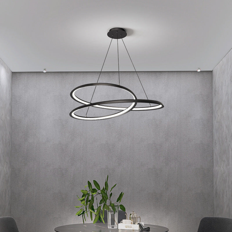 Luminaires suspendus contemporains en métal.