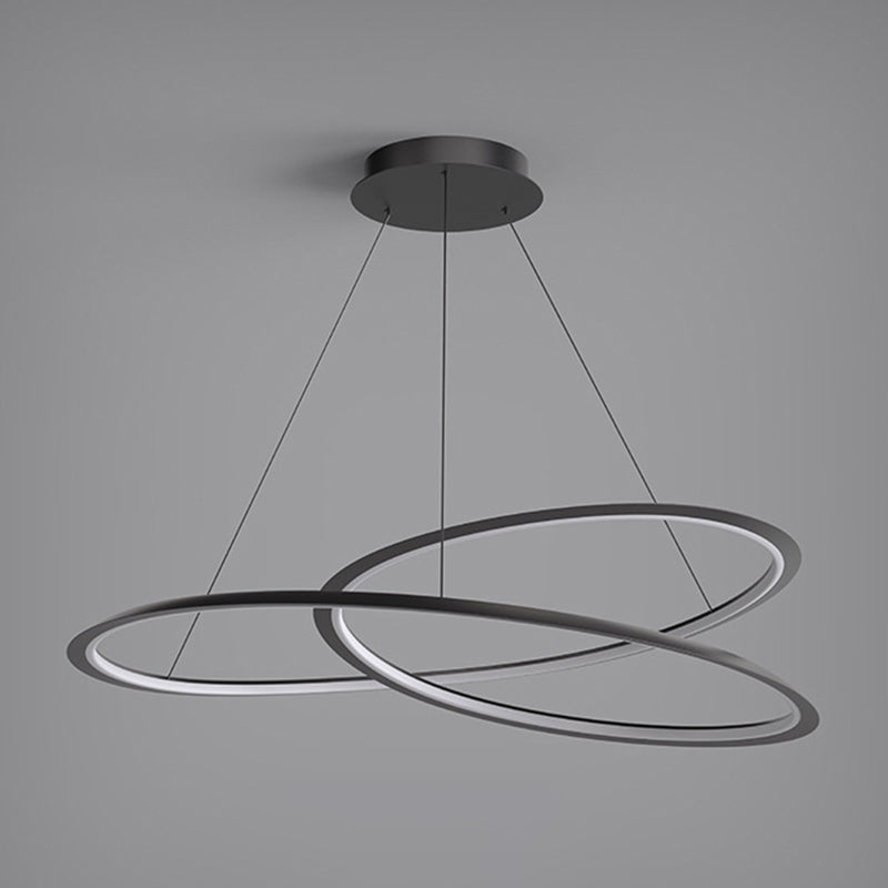 Luminaires suspendus contemporains en métal.