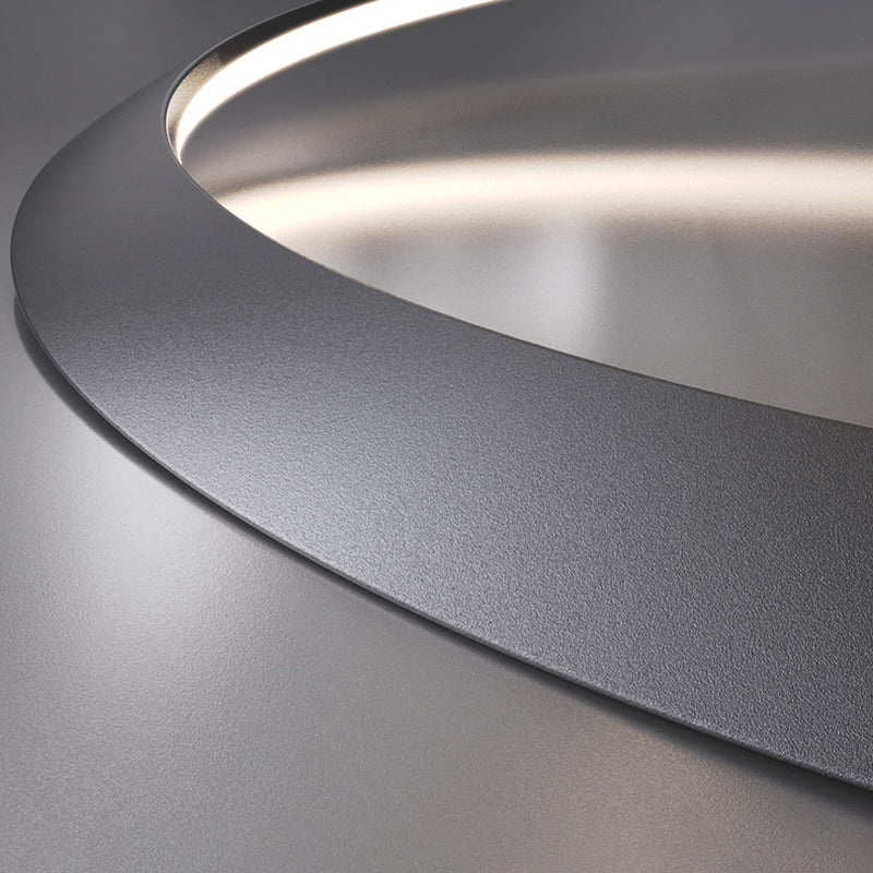 Luminaires suspendus contemporains en métal.