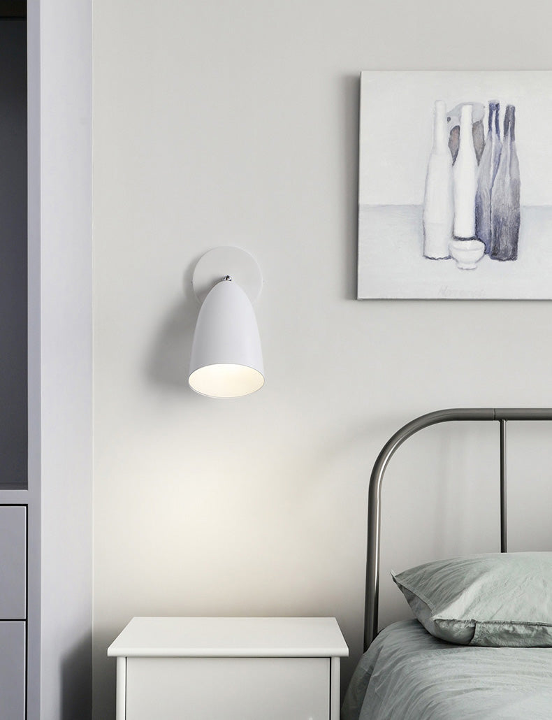 Lampada da parete a forma di cono in metallo, in stile contemporaneo montato da parete