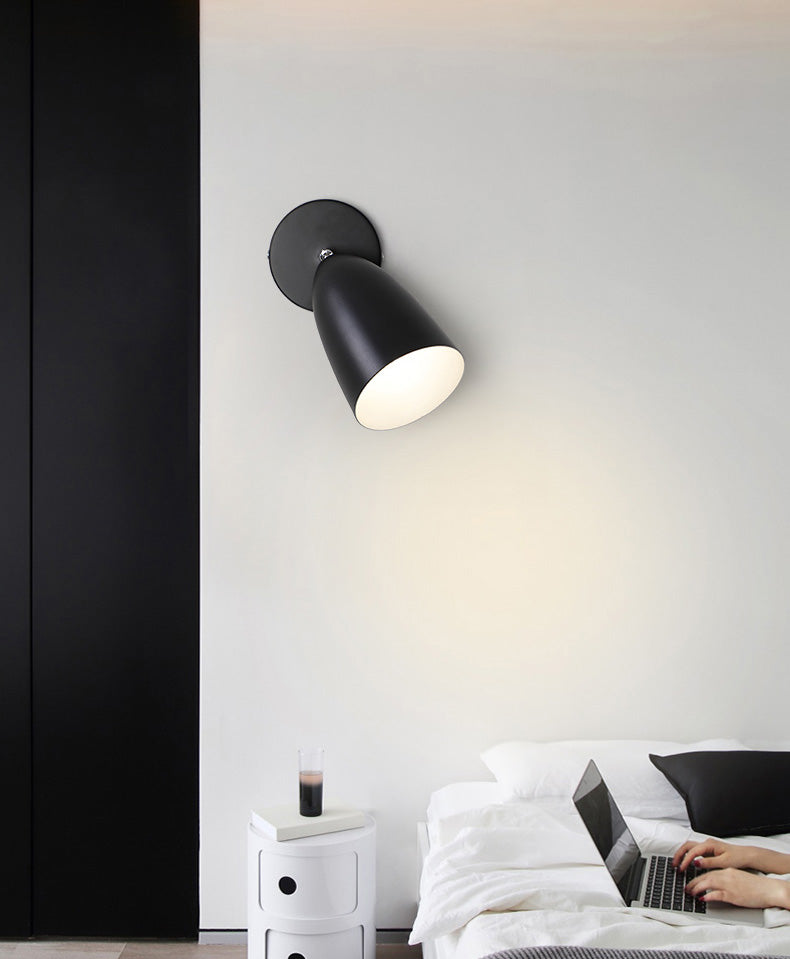 Lampada da parete a forma di cono in metallo, in stile contemporaneo montato da parete