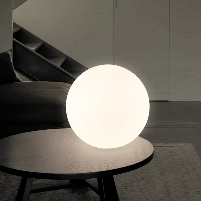 1-Kopf-Wohnzimmertischlampe nordisches Nachttischlicht mit kugelförmiger weißer Glasschatten